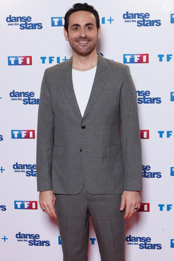 Aussi retrouvé l'animateur Camille Combal.
Camille Combal - Photocall pour le lancement de la nouvelle saison de l'émission "Danse avec les stars 2024 (DALS)" à la Tour TF1 à Boulogne-Billancourt. Le 25 janvier 2024 © Christophe Clovis / Bestimage