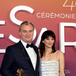 Marion Cotillard, Christopher Nolan (César d'Honneur) - Photocall des lauréats (press room) lors de la 49ème édition de la cérémonie des César à l'Olympia à Paris le 23 février 2024 © Dominique Jacovides / Olivier Borde / Bestimage 