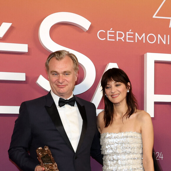 Marion Cotillard, Christopher Nolan (César d'Honneur) - Photocall des lauréats (press room) lors de la 49ème édition de la cérémonie des César à l'Olympia à Paris le 23 février 2024 © Dominique Jacovides / Olivier Borde / Bestimage 
