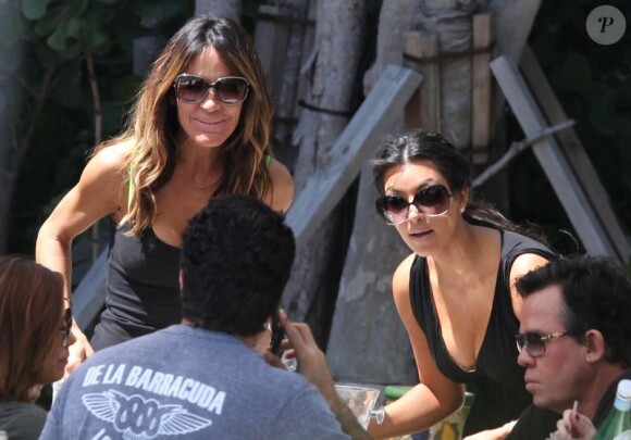 Eva Longoria entourée de son mari Tony Parker, et des ses amis, dont Kim Kardashian, Robin Antin, et Jaime Camil, à Miami, le 15 mars 2010