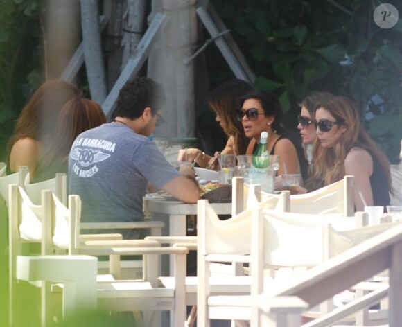 Eva Longoria entourée de son mari Tony Parker, et des ses amis, dont Kim Kardashian, Robin Antin, et Jaime Camil, à Miami, le 15 mars 2010