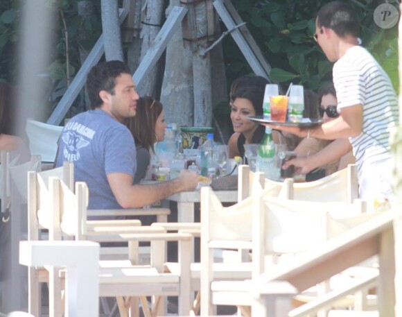 Eva Longoria entourée de son mari Tony Parker, et des ses amis, dont Kim Kardashian, Robin Antin, et Jaime Camil, à Miami, le 15 mars 2010