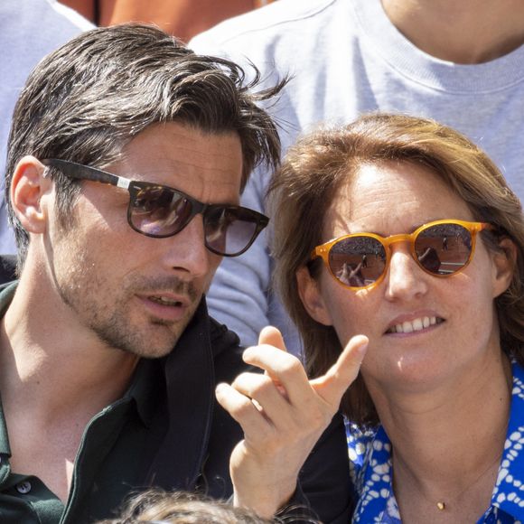 Naissance - Raphaël Personnaz est papa - Raphaël Personnaz et sa compagne Clara - Célébrités dans les tribunes des internationaux de France de Roland Garros à Paris le 31 mai 2022. © Cyril Moreau - Dominique Jacovides/Bestimage 