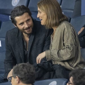 Naissance - Raphaël Personnaz est papa - Raphaël Personnaz et sa compagne Clara - People au Match de Ligue de champions Psg (3) - Leipzig (2) au Parc des Princes à Paris le 19 octobre 2021. © Cyril Moreau/Bestimage