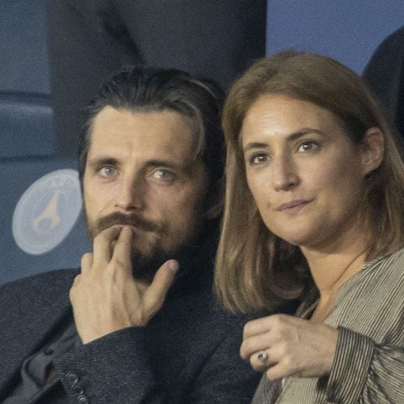 Naissance - Raphaël Personnaz est papa - Raphaël Personnaz et sa compagne Clara - People au Match de Ligue de champions Psg (3) - Leipzig (2) au Parc des Princes à Paris le 19 octobre 2021. © Cyril Moreau/Bestimage