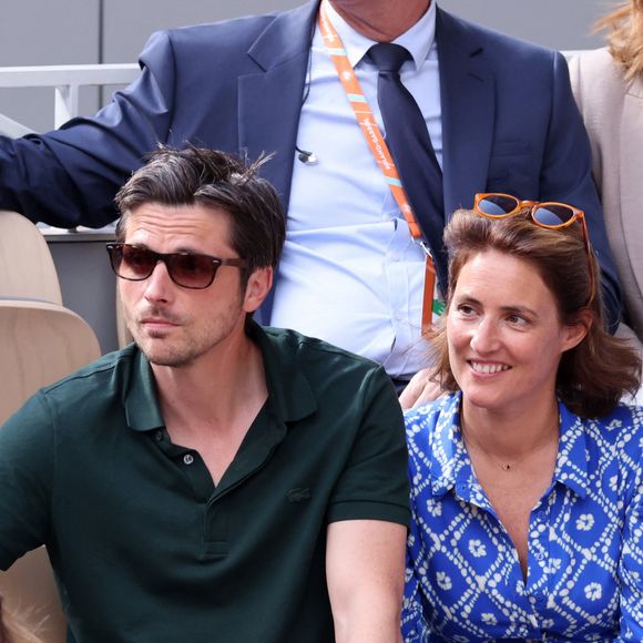 Naissance - Raphaël Personnaz est papa - Raphaël Personnaz et sa compagne Clara - Célébrités dans les tribunes des internationaux de France de Roland Garros à Paris le 31 mai 2022. © Cyril Moreau - Dominique Jacovides/Bestimage 