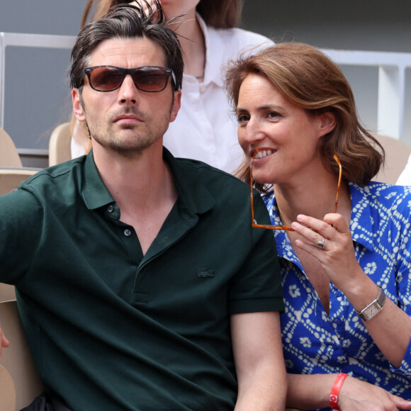 Naissance - Raphaël Personnaz est papa - Raphaël Personnaz et sa compagne Clara - Célébrités dans les tribunes des internationaux de France de Roland Garros à Paris le 31 mai 2022. © Cyril Moreau - Dominique Jacovides/Bestimage 