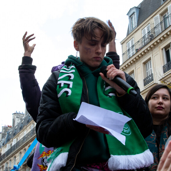 Adèle Haenel lors de la manifestation contre les violences sexistes et sexuelles, organisée par le collectif NousToutes, à Paris. Le 19 novembre 2022 © Céline Bonnarde / Bestimage