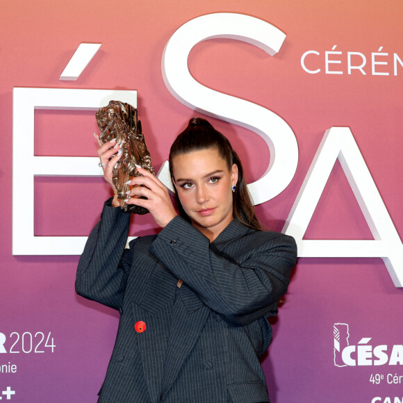 Adèle Exarchopoulos (César de la meilleure actrice dans un second rôle pour « Je Verrai Toujours Vos Visages ») - Photocall des lauréats (press room) lors de la 49ème édition de la cérémonie des César à l’Olympia à Paris le 23 février 2024 © Dominique Jacovides / Olivier Borde / Bestimage