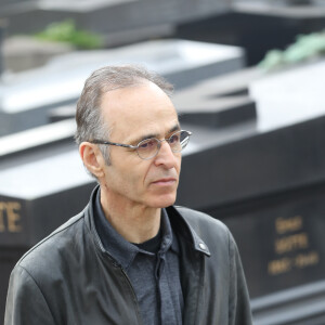 Jean-Jacques Goldman lors des obsèques de Véronique Colucci au cimetière communal de Montrouge, le 12 avril 2018.