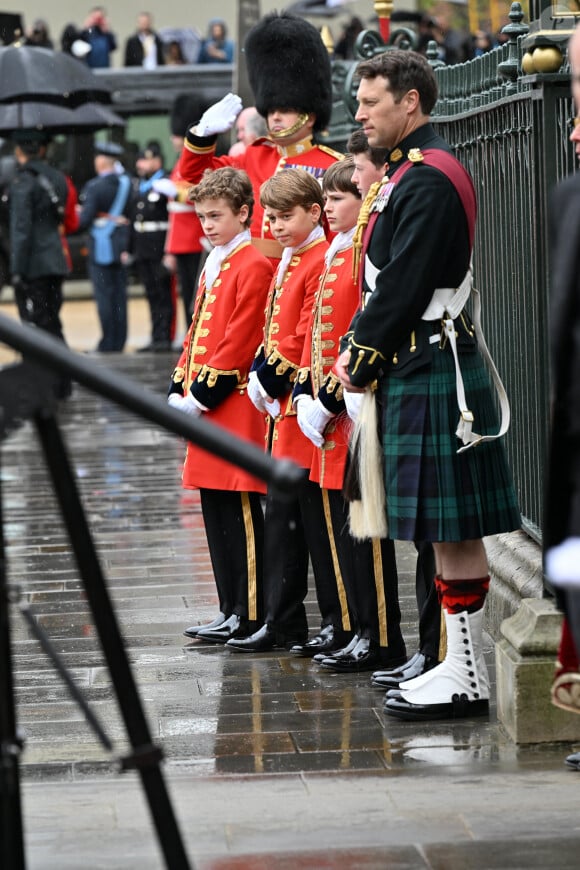 Et suivra désormais le même rôle... en privé !
Le prince George de Galles - Les invités arrivent à la cérémonie de couronnement du roi d'Angleterre à l'abbaye de Westminster de Londres, Royaume Uni, le 6 mai 2023