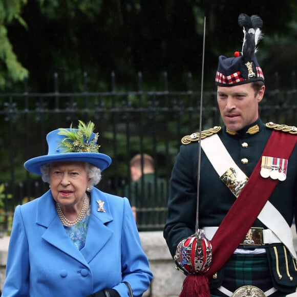 Il faut dire que le jeune homme, entré dans l'armée en 2006, est fatigué de l'attention sur lui.
La reine Elisabeth II d'Angleterre a officiellement commencé ses vacances à Balmoral, Royaume Uni, le 6 août 2018, avec une cérémonie militaire d'accueil en présence de la mascotte Cruachan IV qui a obligé la reine à pincer son nez...