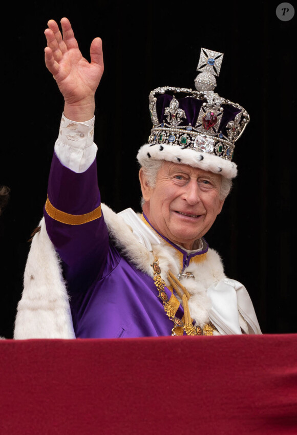 Le roi Charles III d'Angleterre - La famille royale britannique salue la foule sur le balcon du palais de Buckingham lors de la cérémonie de couronnement du roi d'Angleterre à Londres.