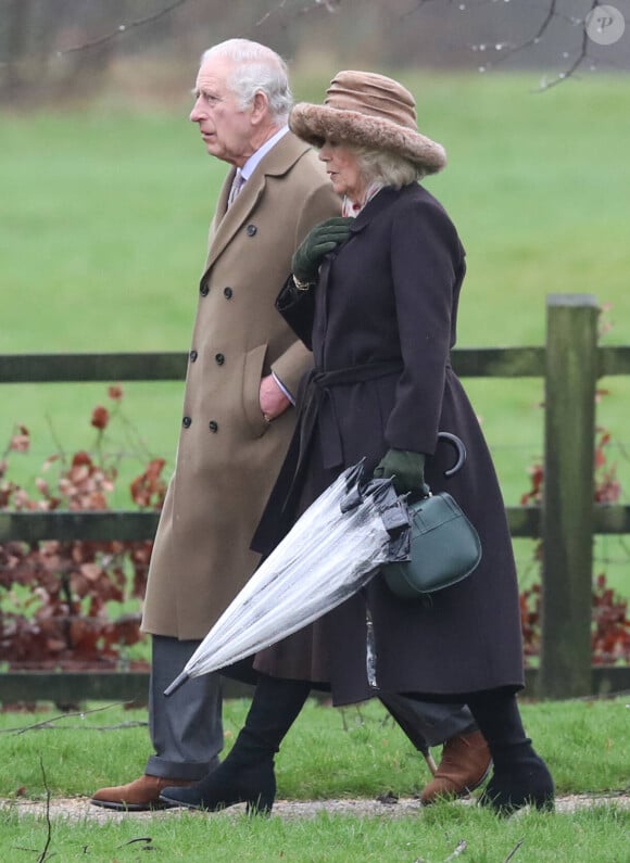Le roi Charles III d'Angleterre et Camilla Parker Bowles, reine consort d'Angleterre, à la sortie de la messe du dimanche en l'église Sainte-Marie Madeleine à Sandringham. Le 18 février 2024 