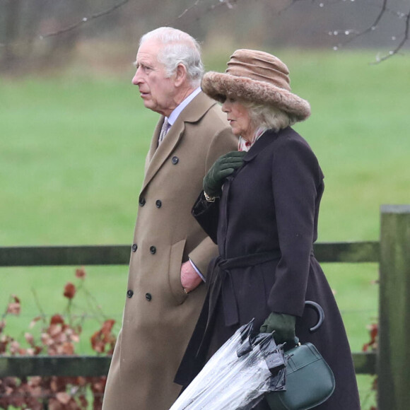 Le roi Charles III d'Angleterre et Camilla Parker Bowles, reine consort d'Angleterre, à la sortie de la messe du dimanche en l'église Sainte-Marie Madeleine à Sandringham. Le 18 février 2024 