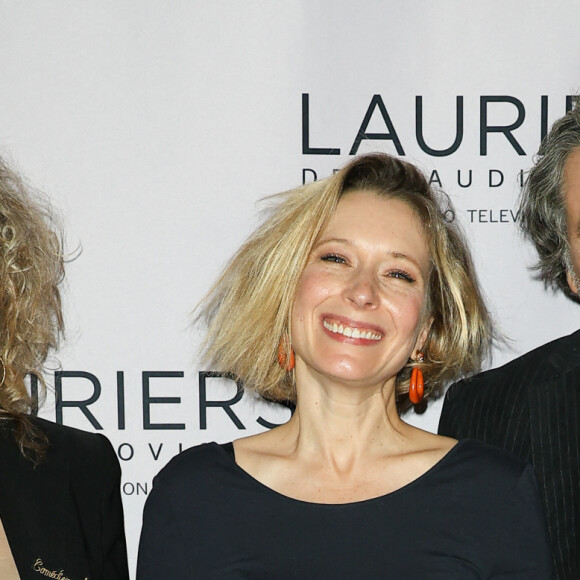 Cécile Bois, Ophélia Kolb (Laurier de la création originale pour la série "Panda") et Christophe Barratier - 29ème cérémonie des Lauriers de l'Audiovisuel au théâtre Marigny à Paris le 26 février 2024. Patronnée par le ministère de la Culture et la Commission nationale Française pour L'UNESCO, organisée au Théâtre Marigny, la cérémonie des Lauriers, fédère depuis 28 ans l'ensemble des professionnels de la filière audiovisuelle française. Présentée par H. Sy et P. Simonin, mise en images par J. Revon, elle sera diffusée sur TV5MONDE (France, Belgique, Suisse, Monaco, Europe et Afrique) dès le 28 Février, puis disponible gratuitement sur la plateforme francophone mondiale TV5Mondeplus. © Coadic Guirec/Bestimage