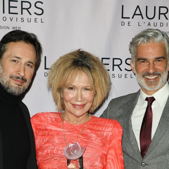 Michaël Cohen, Clémentine Célarié (Laurier d'Interprétation féminine pour le film "Les randonneuses") et François Vincentelli - 29ème cérémonie des Lauriers de l'Audiovisuel au théâtre Marigny à Paris le 26 février 2024. Patronnée par le ministère de la Culture et la Commission nationale Française pour L'UNESCO, organisée au Théâtre Marigny, la cérémonie des Lauriers, fédère depuis 28 ans l'ensemble des professionnels de la filière audiovisuelle française. Présentée par H. Sy et P. Simonin, mise en images par J. Revon, elle sera diffusée sur TV5MONDE (France, Belgique, Suisse, Monaco, Europe et Afrique) dès le 28 Février, puis disponible gratuitement sur la plateforme francophone mondiale TV5Mondeplus. © Coadic Guirec/Bestimage