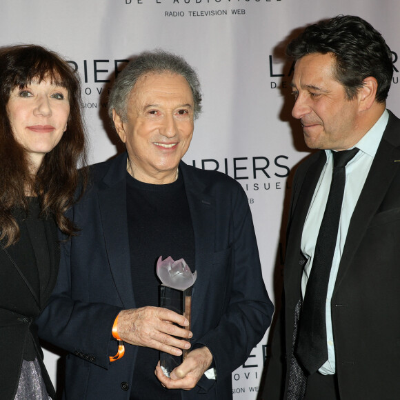 Michel Drucker a pris la pose avec Virginie Lemoine et Laurent Gerra lors de la cérémonie des Lauriers

Virginie Lemoine, Michel Drucker (Laurier d'honneur) et Laurent Gerra - 29ème cérémonie des Lauriers de l'Audiovisuel au théâtre Marigny à Paris le 26 février 2024. Patronnée par le ministère de la Culture et la Commission nationale Française pour L'UNESCO, organisée au Théâtre Marigny, la cérémonie des Lauriers, fédère depuis 28 ans l'ensemble des professionnels de la filière audiovisuelle française. Présentée par H. Sy et P. Simonin, mise en images par J. Revon, elle sera diffusée sur TV5MONDE (France, Belgique, Suisse, Monaco, Europe et Afrique) dès le 28 Février, puis disponible gratuitement sur la plateforme francophone mondiale TV5Mondeplus. © Coadic Guirec/Bestimage