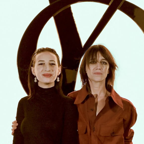 La Fashion Week a repris de plus belle, dans la ville de Paris, du 26 février au 5 mars.
Alice Attal, Charlotte Gainsbourg - Défilé Saint Laurent collection femme automne-hiver 2024-2025 lors de la Fashion Week à Paris (PFW) le 27 février 2024. © Olivier Borde / Bestimage