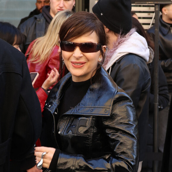 Il est temps de découvrir les nouvelles collection des plus grands créateurs du monde... mais depuis la France.
Juliette Binoche - Défilé Courrèges lors de la Fashion Week de Paris au Carreau du Temple, à Paris. © Denis Guignebourg/Bestimage