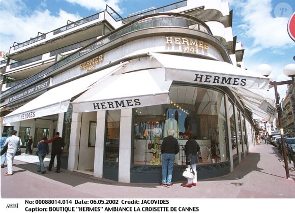 Ses parents ont également accepté.
Boutique Hermès à Cannes (France)
