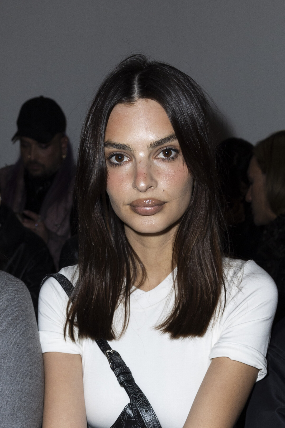 Photo Emily Ratajkowski au front row du défilé Acne Studio mode femme