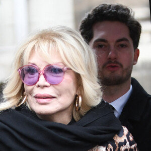 Amanda Lear arrive au showroom de la maison Vivier (Roger Vivier chaussure) pour la collection automne / hiver 2024-2025 lors de la Fashion Week de Paris (PFW), à la maison de l'Amérique Latine, à Paris, France, le 29 février 2024. 