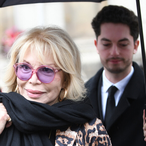 Amanda Lear arrive au showroom de la maison Vivier (Roger Vivier chaussure) pour la collection automne / hiver 2024-2025 lors de la Fashion Week de Paris (PFW), à la maison de l'Amérique Latine, à Paris, France, le 29 février 2024. 