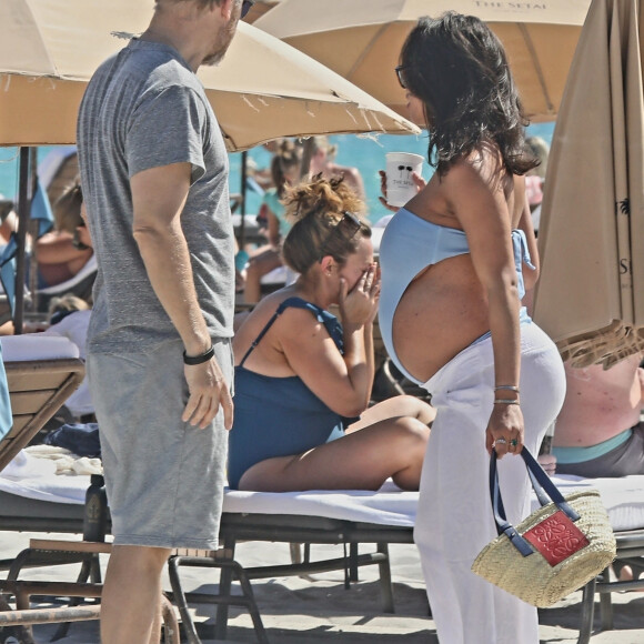 Exclusif - David Guetta et sa compagne Jessica Ledon, enceinte, passent une journée à la plage pour partager des moments complices en attendant l'arrivée de leur premier enfant. Miami Beach le 26 février 2024. 
