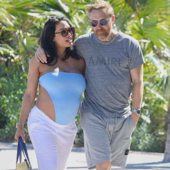 Exclusif - David Guetta et sa compagne Jessica Ledon, enceinte, passent une journée à la plage pour partager des moments complices en attendant l'arrivée de leur premier enfant. Miami Beach le 26 février 2024. 