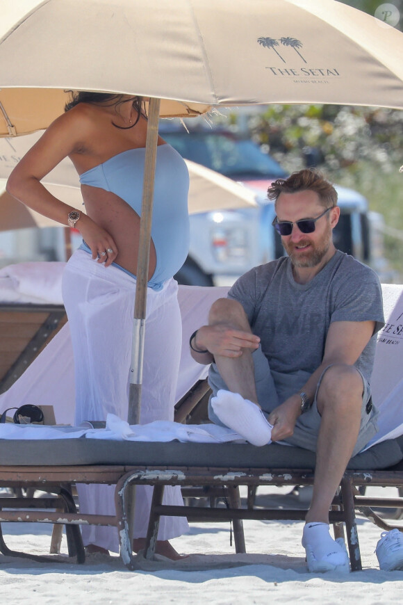 Exclusif - David Guetta et sa compagne Jessica Ledon, enceinte, passent une journée à la plage pour partager des moments complices en attendant l'arrivée de leur premier enfant. Miami Beach le 26 février 2024. 