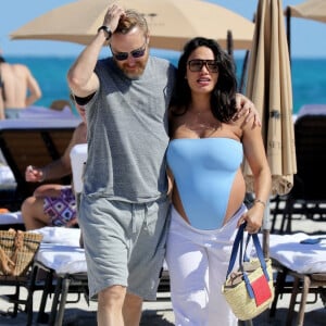 Exclusif - David Guetta et sa compagne Jessica Ledon, enceinte, passent une journée à la plage pour partager des moments complices en attendant l'arrivée de leur premier enfant. Miami Beach le 26 février 2024. 