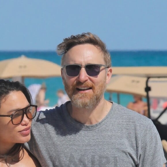 Exclusif - David Guetta et sa compagne Jessica Ledon, enceinte, passent une journée à la plage pour partager des moments complices en attendant l'arrivée de leur premier enfant. Miami Beach le 26 février 2024. 