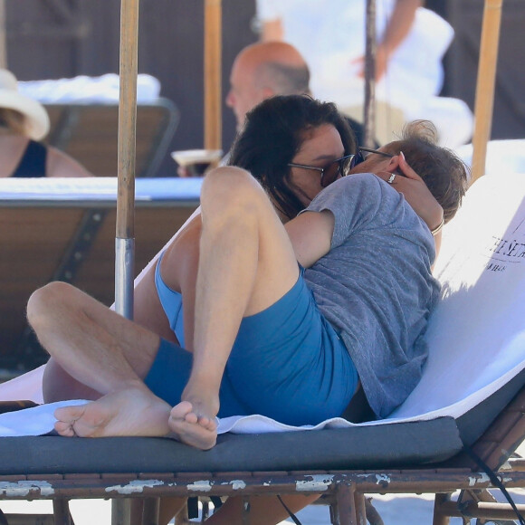 Exclusif - David Guetta et sa compagne Jessica Ledon, enceinte, passent une journée à la plage pour partager des moments complices en attendant l'arrivée de leur premier enfant. Miami Beach le 26 février 2024. 