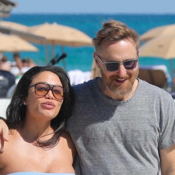 Exclusif - David Guetta et sa compagne Jessica Ledon, enceinte, passent une journée à la plage pour partager des moments complices en attendant l'arrivée de leur premier enfant. Miami Beach le 26 février 2024. 