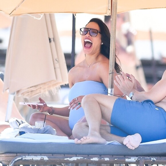 Exclusif - David Guetta et sa compagne Jessica Ledon, enceinte, passent une journée à la plage pour partager des moments complices en attendant l'arrivée de leur premier enfant. Miami Beach le 26 février 2024. 