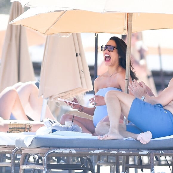 Exclusif - David Guetta et sa compagne Jessica Ledon, enceinte, passent une journée à la plage pour partager des moments complices en attendant l'arrivée de leur premier enfant. Miami Beach le 26 février 2024. 