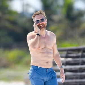 Exclusif - David Guetta et sa compagne Jessica Ledon, enceinte, passent une journée à la plage pour partager des moments complices en attendant l'arrivée de leur premier enfant. Miami Beach le 26 février 2024. 