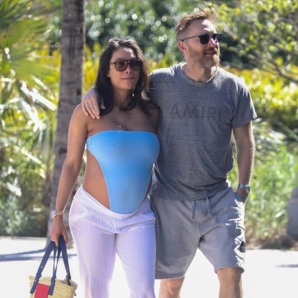 Exclusif - David Guetta et sa compagne Jessica Ledon, enceinte, passent une journée à la plage pour partager des moments complices en attendant l'arrivée de leur premier enfant. Miami Beach le 26 février 2024. 