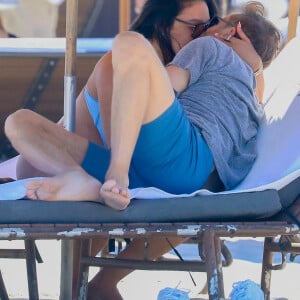 Exclusif - David Guetta et sa compagne Jessica Ledon, enceinte, passent une journée à la plage pour partager des moments complices en attendant l'arrivée de leur premier enfant. Miami Beach le 26 février 2024. 