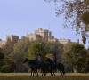 Et on pu placer l'intrus en garde à vue. 
Exclusif - Le prince Andrew, duc d'York monte à cheval au château de Windsor avec un groom et une amie, à Windsor, Royaume-Uni, le 23 octobre 2023. 