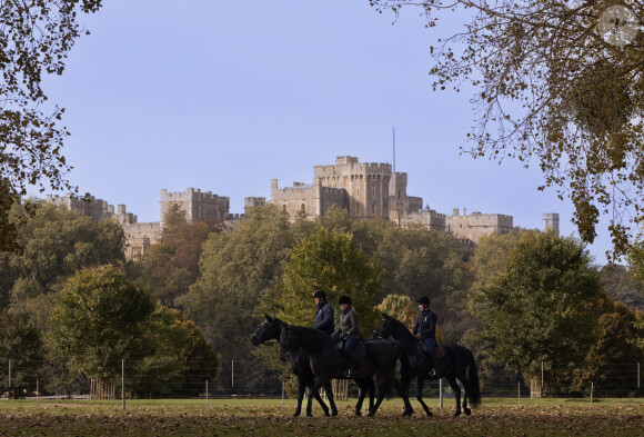 Et on pu placer l'intrus en garde à vue. 
Exclusif - Le prince Andrew, duc d'York monte à cheval au château de Windsor avec un groom et une amie, à Windsor, Royaume-Uni, le 23 octobre 2023. 