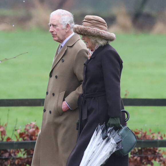 Le roi Charles III d'Angleterre et Camilla Parker Bowles, reine consort d'Angleterre, à la sortie de la messe du dimanche en l'église Sainte-Marie Madeleine à Sandringham. Le 18 février 2024 