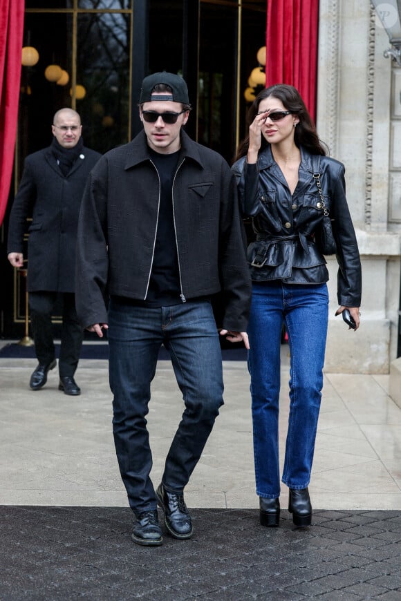 Brooklyn Beckham et sa femme Nicola Peltz à la sortie de l'hôtel La Réserve lors de la mode femme automne-hiver 2024-2025 lors de la Fashion Week de Paris (PFW), à Paris, le 2 mars 2024.