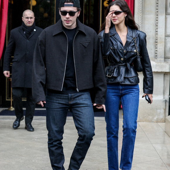 Brooklyn Beckham et sa femme Nicola Peltz à la sortie de l'hôtel La Réserve lors de la mode femme automne-hiver 2024-2025 lors de la Fashion Week de Paris (PFW), à Paris, le 2 mars 2024.