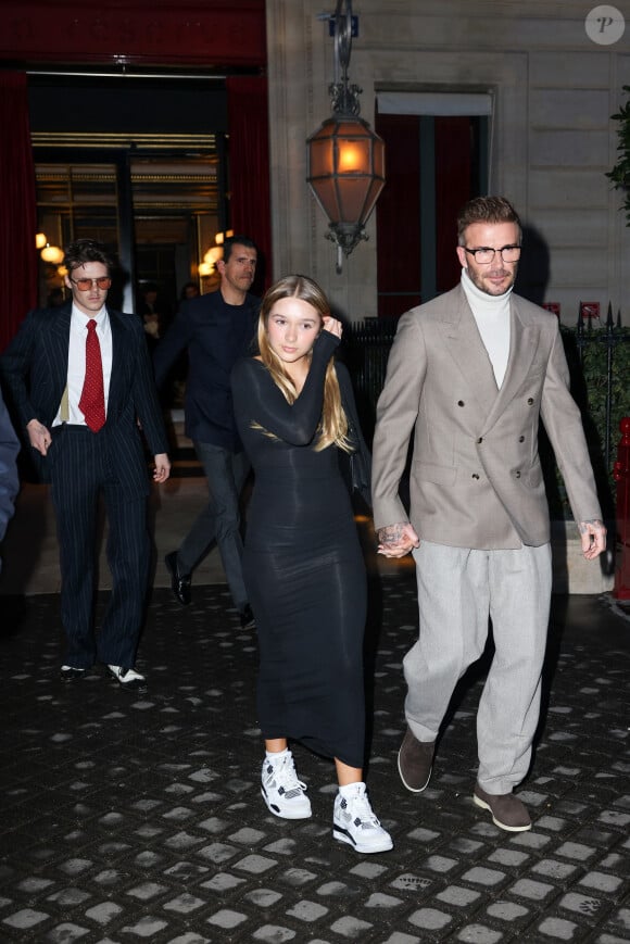David Beckham, Harper et Cruz - La famille Beckham à la sortie de l'hôtel La Réserve lors de la mode femme automne-hiver 2024-2025 lors de la Fashion Week de Paris (PFW), à Paris, le 1 mars 2024.