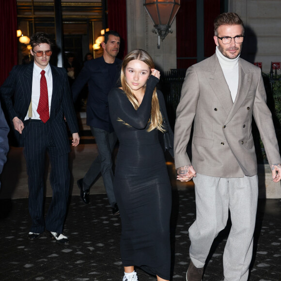 David Beckham, Harper et Cruz - La famille Beckham à la sortie de l'hôtel La Réserve lors de la mode femme automne-hiver 2024-2025 lors de la Fashion Week de Paris (PFW), à Paris, le 1 mars 2024.
