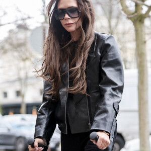 Exclusif - Victoria Beckham arrive à l'hôtel La Réserve lors de la mode femme automne-hiver 2024-2025 lors de la Fashion Week de Paris (PFW), à Paris, le 1er mars 2024.