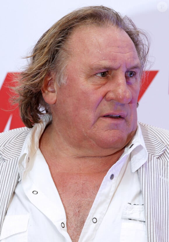 La plaignante se prénommerait Amélie, serait âgée de 53 ans et était décoratrice ensemblière sur le tournage
 
Gerard Depardieu - Gérard Depardieu assiste à la première du film "Viktor" à Moscou en Russie le 4 septembre 2014.