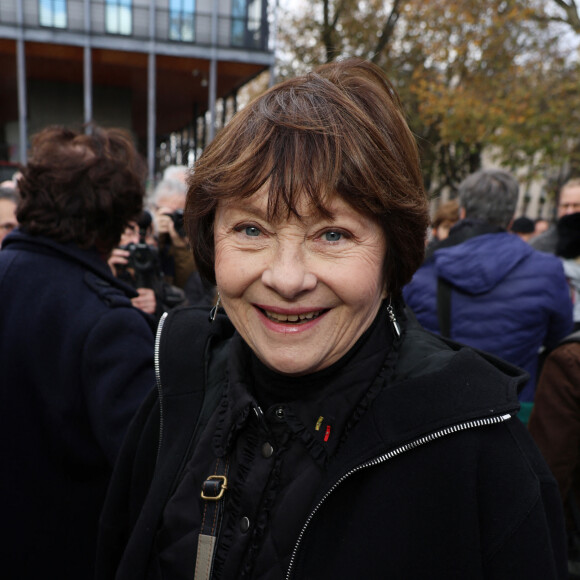 Macha Méril - Les célébrités participent à la marche silencieuse pour la paix au Proche-Orient, entre l'Institut du monde arabe et le musée d'art et d'histoire du judaïsme à Paris, le 19 novembre 2023. A l'appel d'un collectif de 600 personnalités du monde de la culture, plusieurs milliers de personnes ont rejoint le cortège. © Denis Guignebourg / Bestimage 